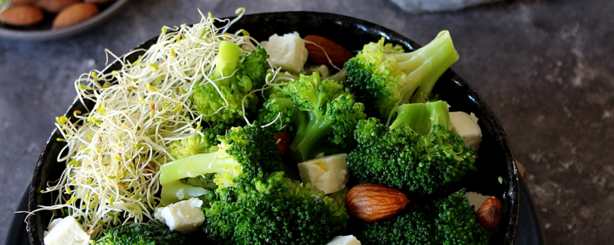Broccoli Bowl with almonds & feta