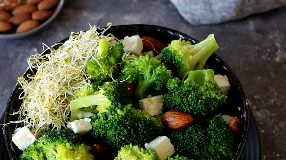 Broccoli Bowl with almonds & feta